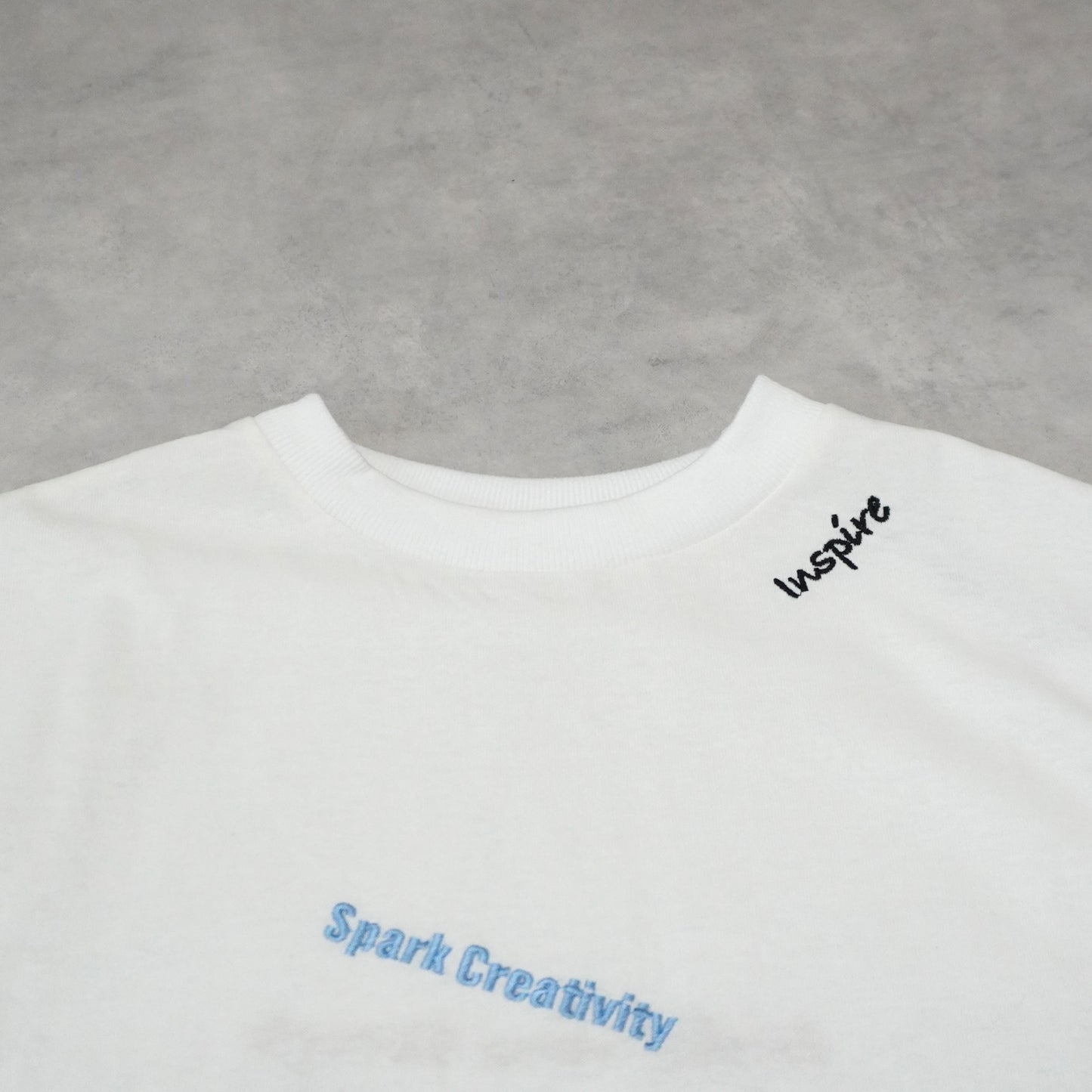 ランダム刺繍ロゴTシャツ