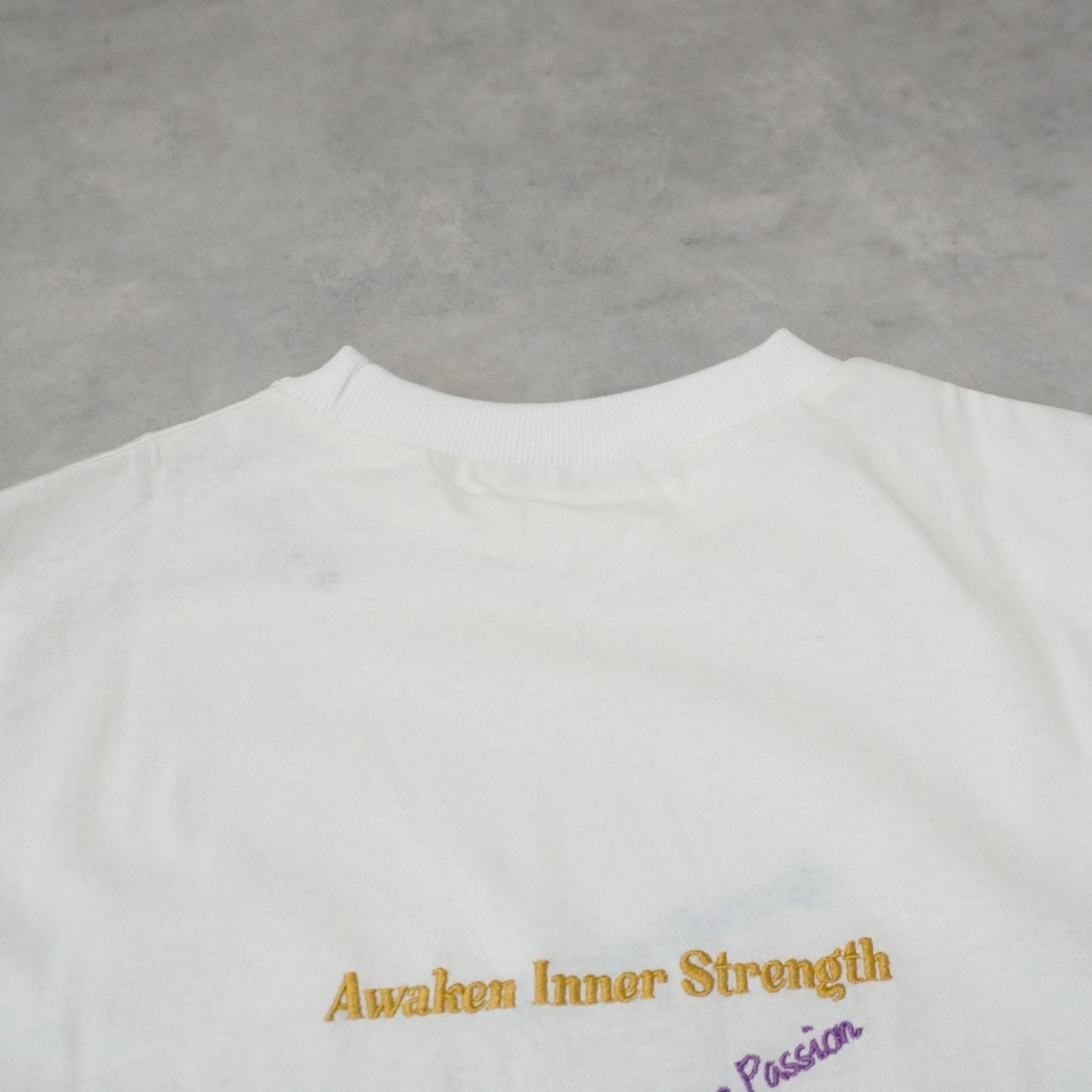 ランダム刺繍ロゴTシャツ