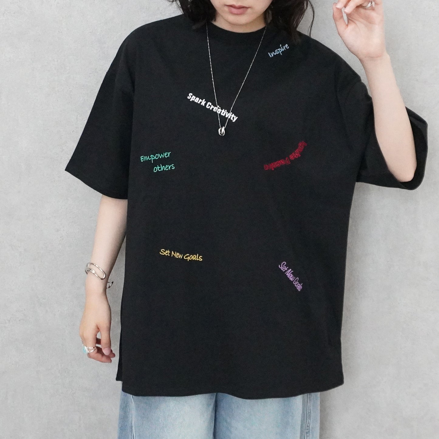 ランダム刺繍ロゴTシャツ