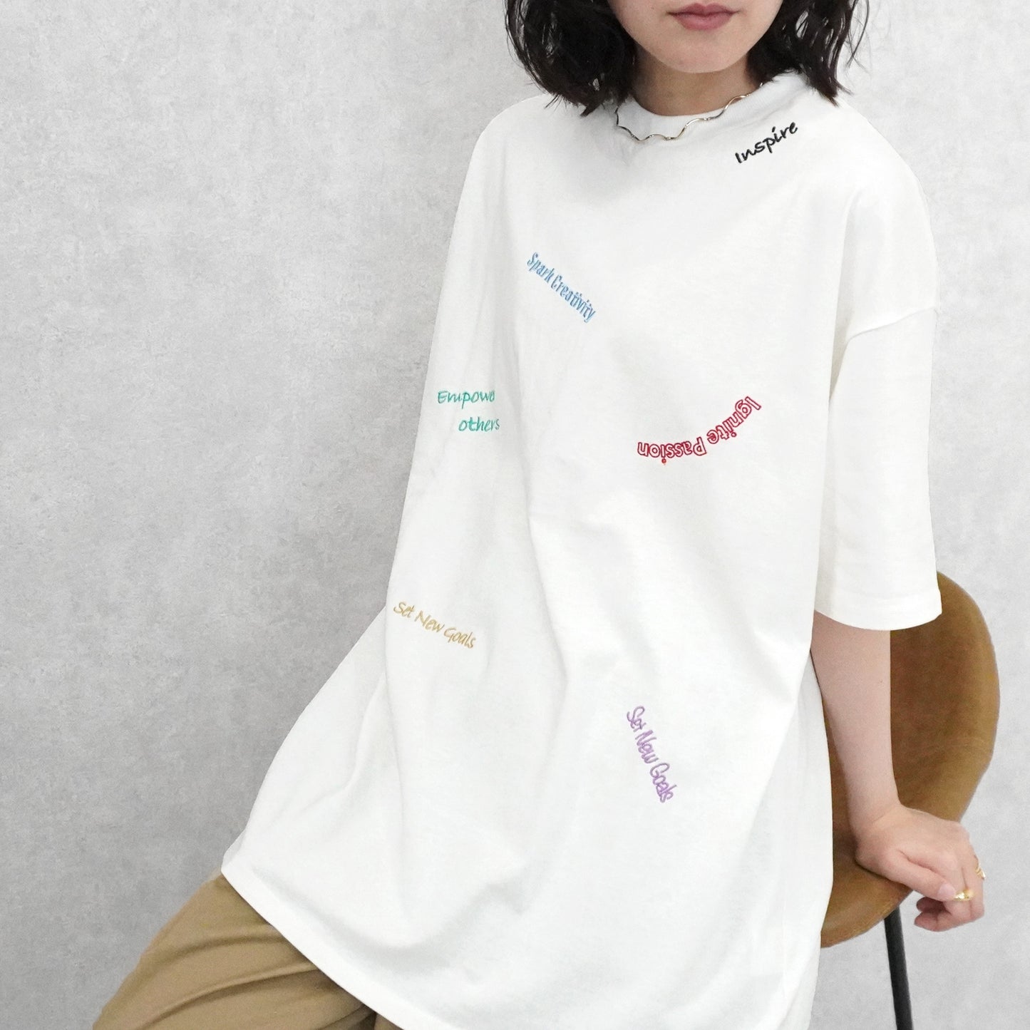 ランダム刺繍ロゴTシャツ