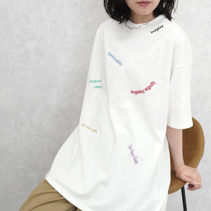 ランダム刺繍ロゴTシャツ