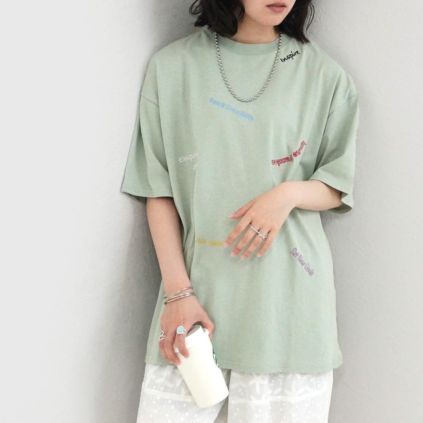 ランダム刺繍ロゴTシャツ
