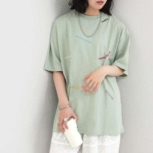 ランダム刺繍ロゴTシャツ