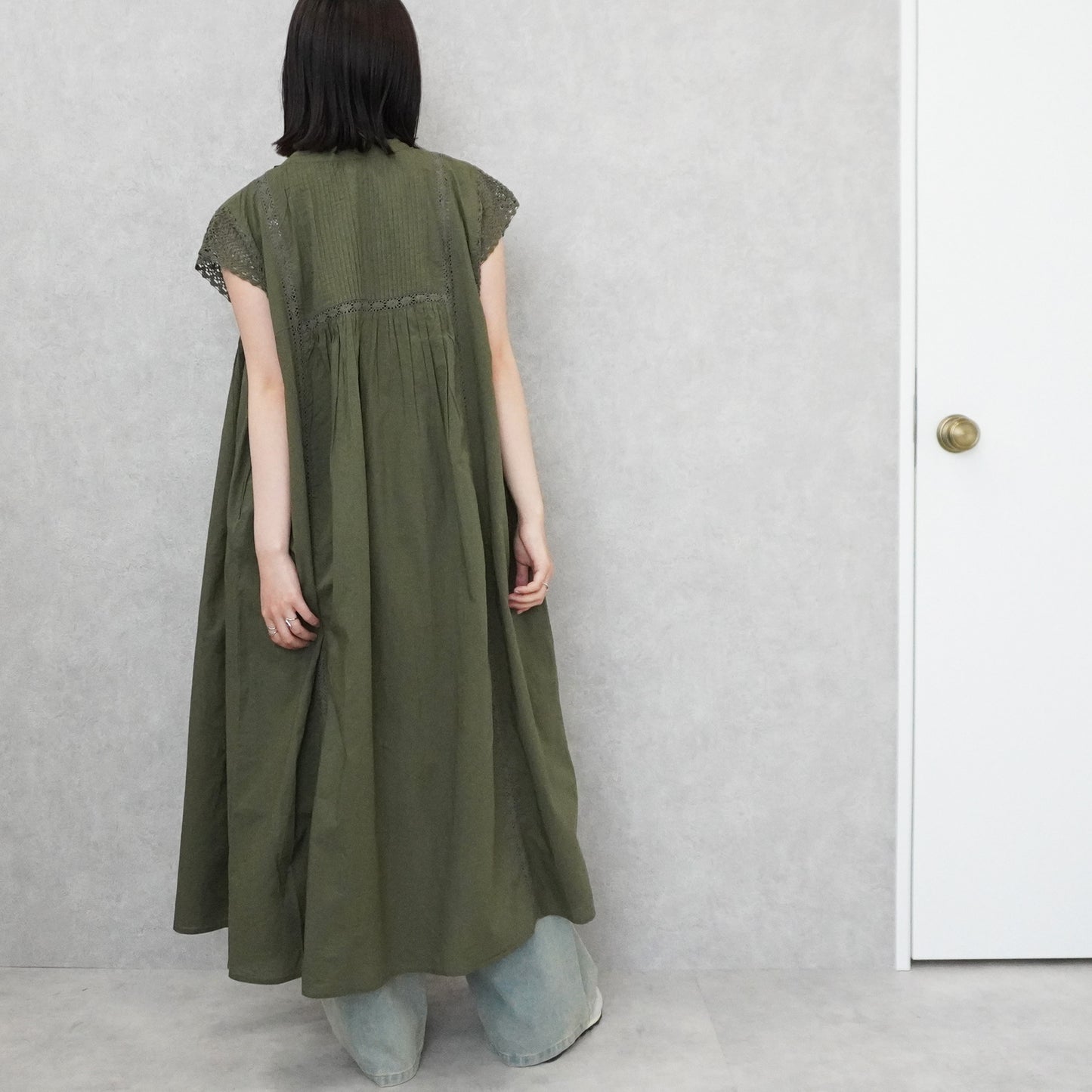 ピンタック袖レースワンピース