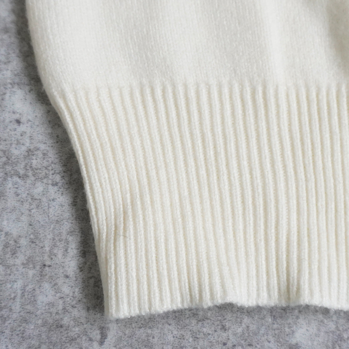 なめらかカレッジロゴジャガードニットプルオーバー