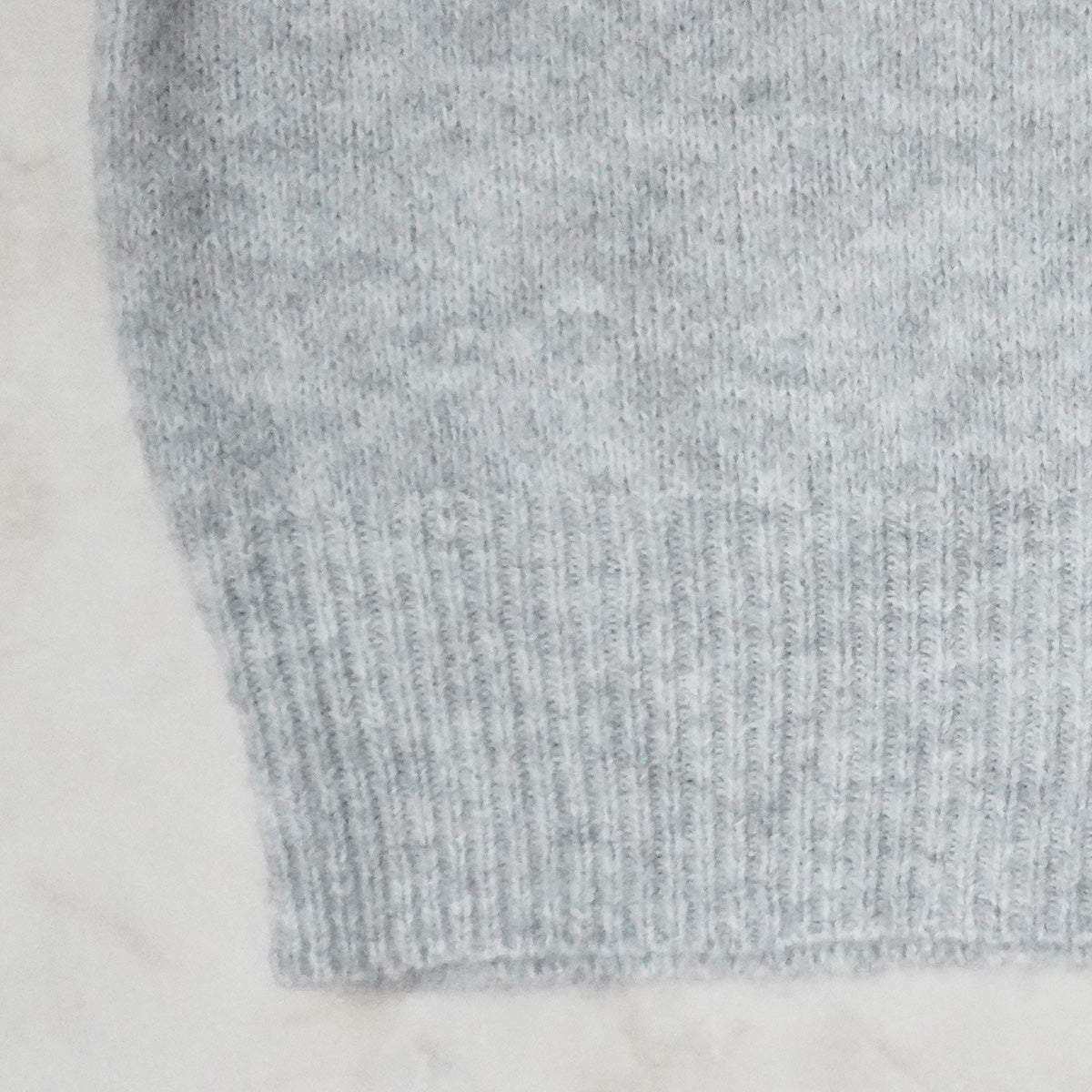 ふんわり起毛ロゴニットプルオーバー