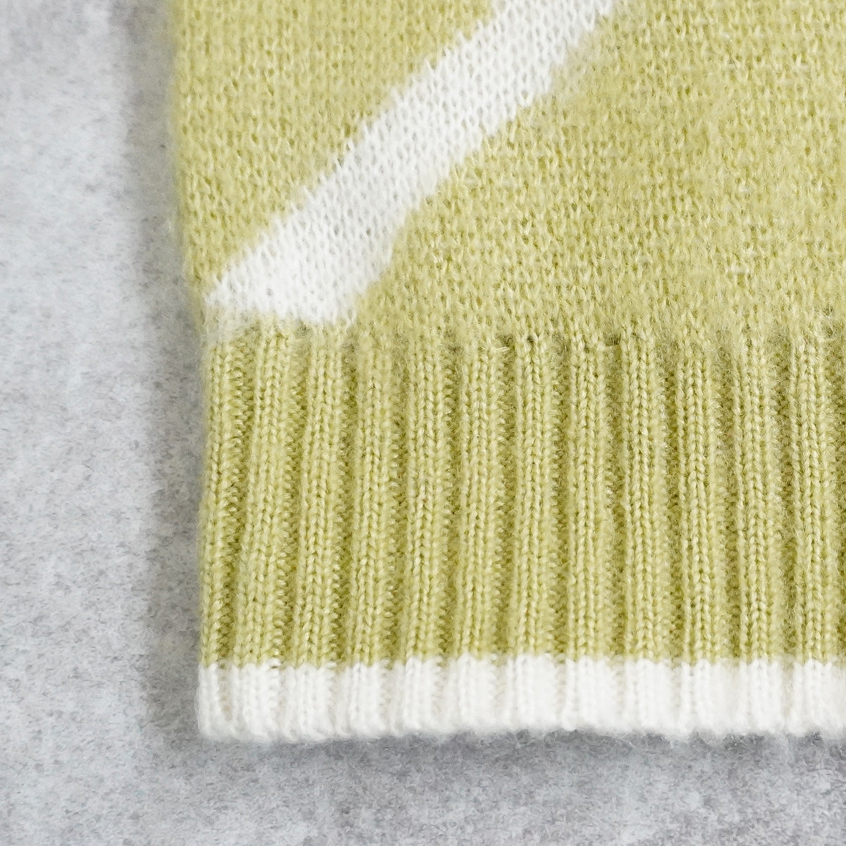 ニュアンスライン配色ニットプルオーバー