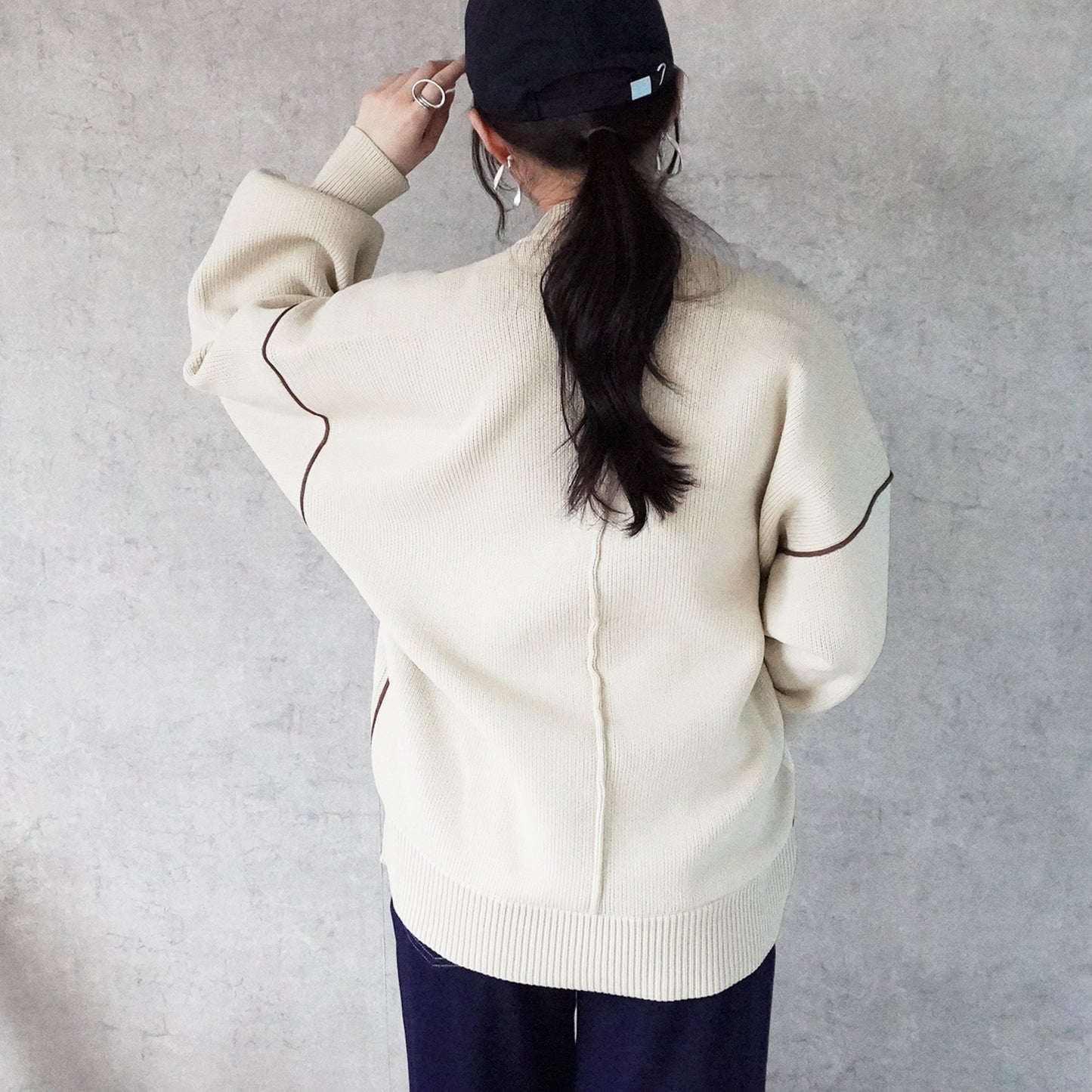 配色パイピングダンボールニット