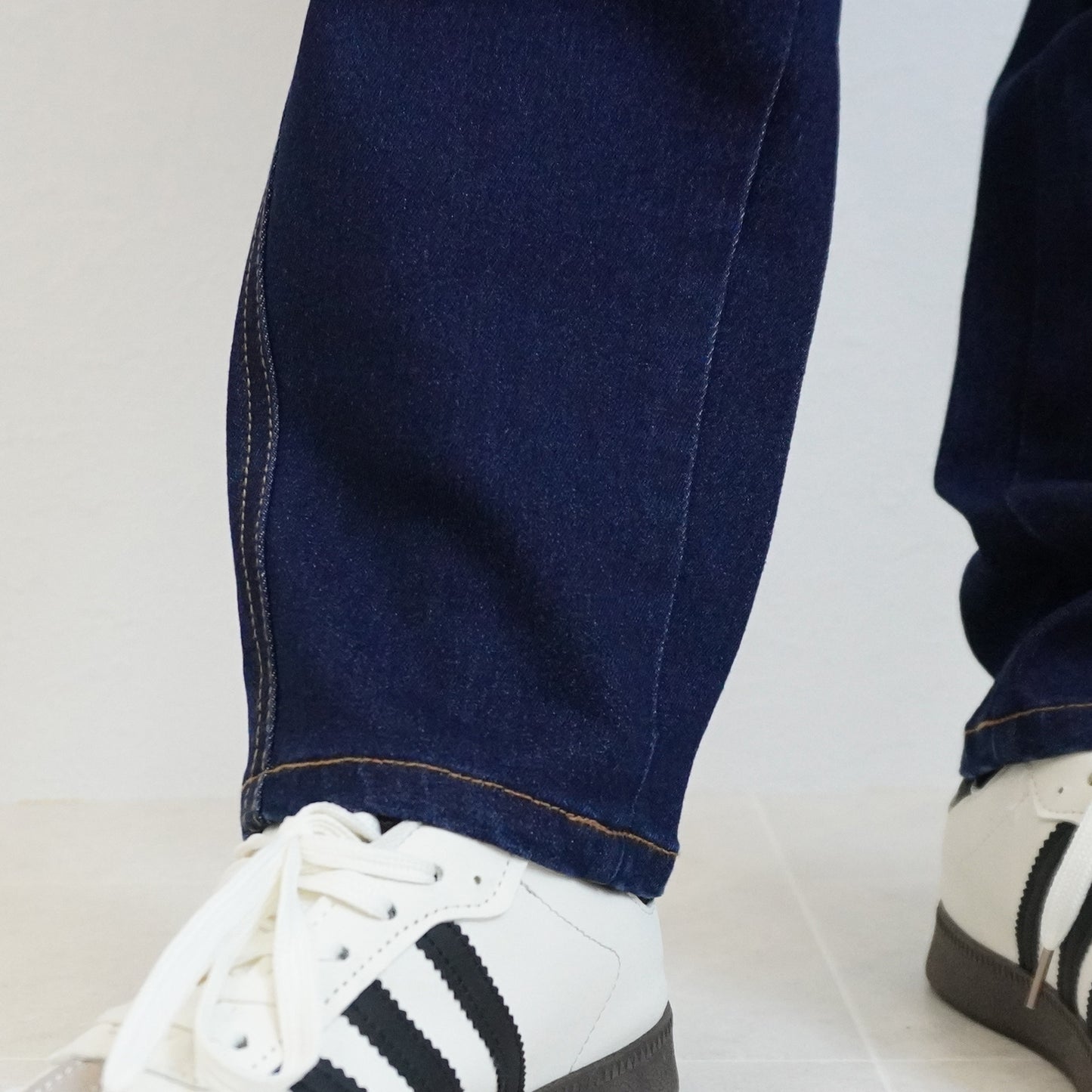 細見えテーパードデニムパンツ