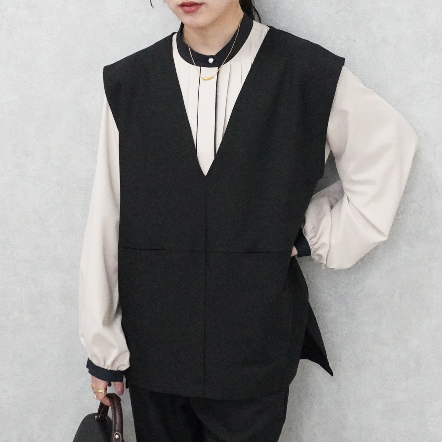Vネックツイルベスト