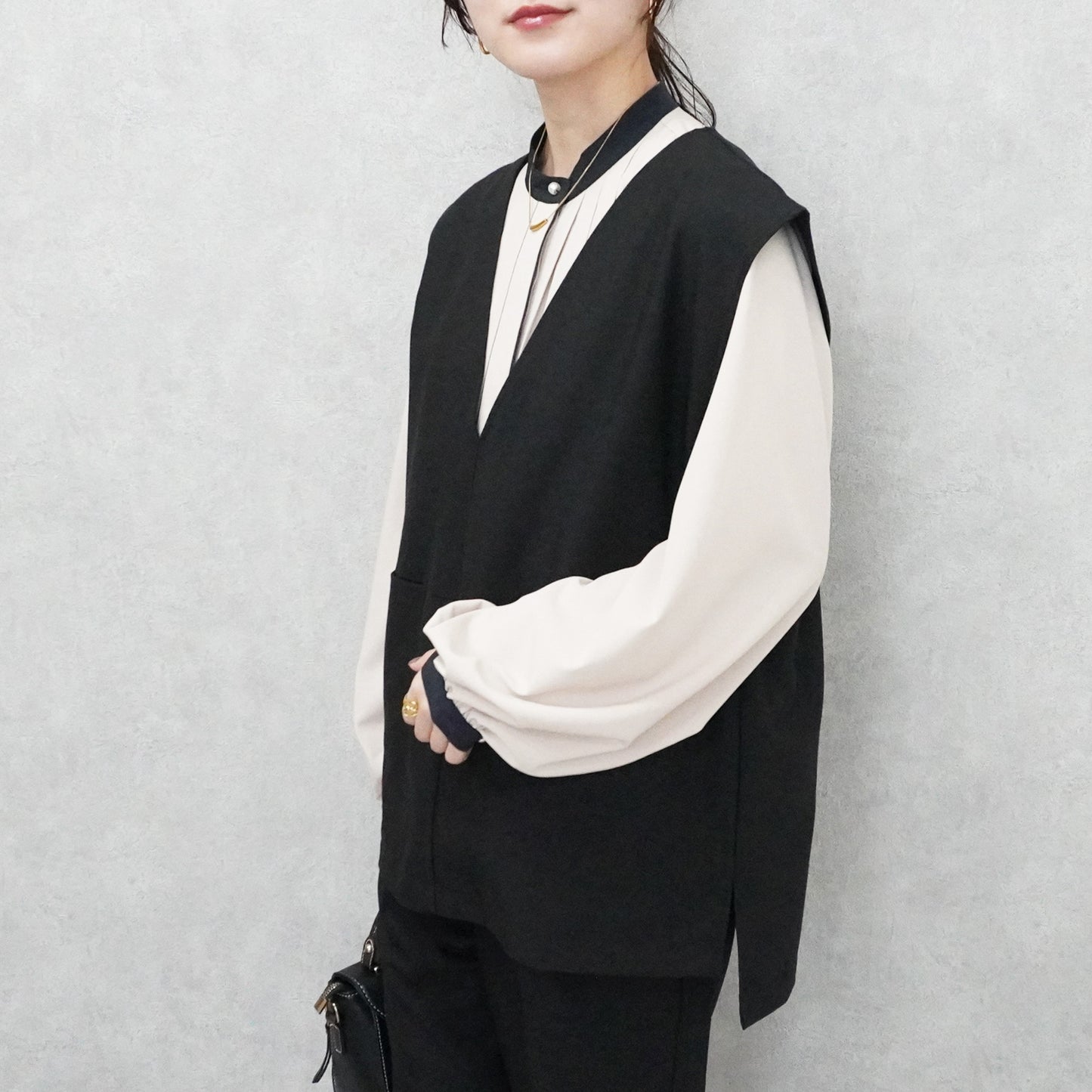 Vネックツイルベスト