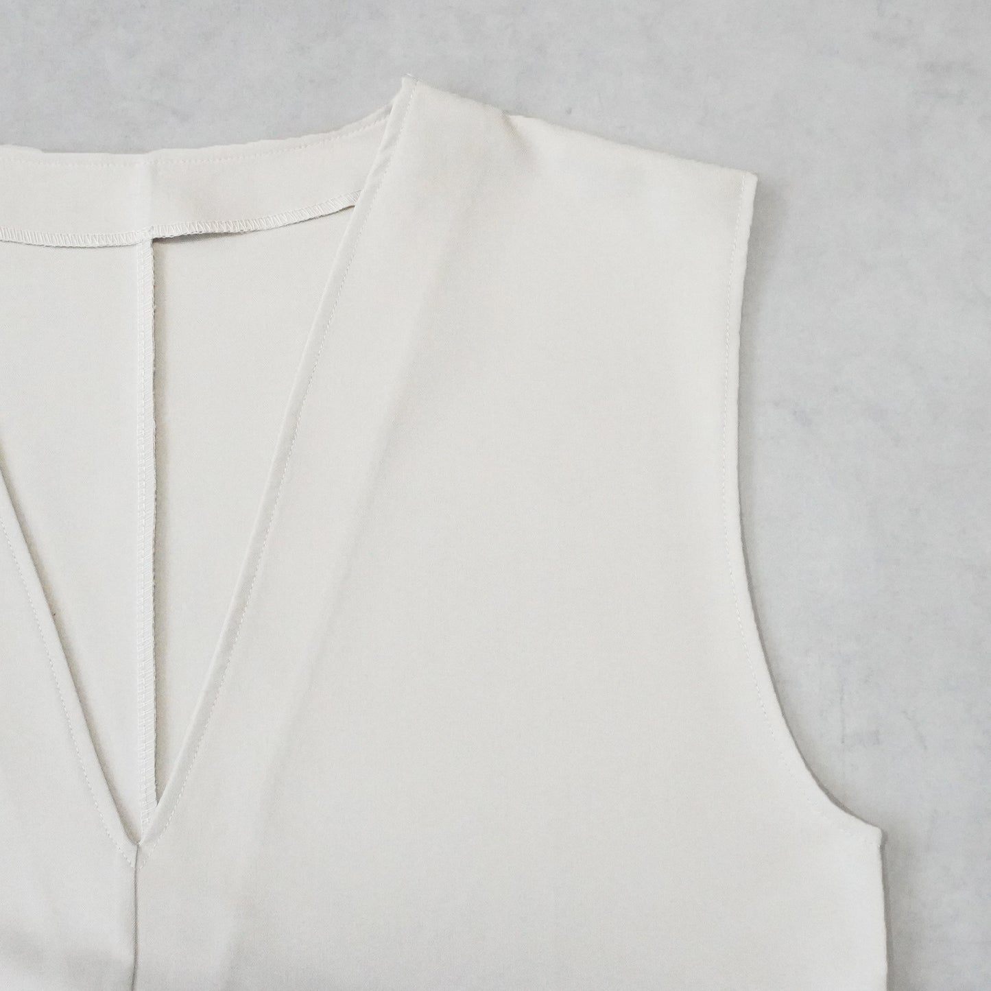 Vネックツイルベスト