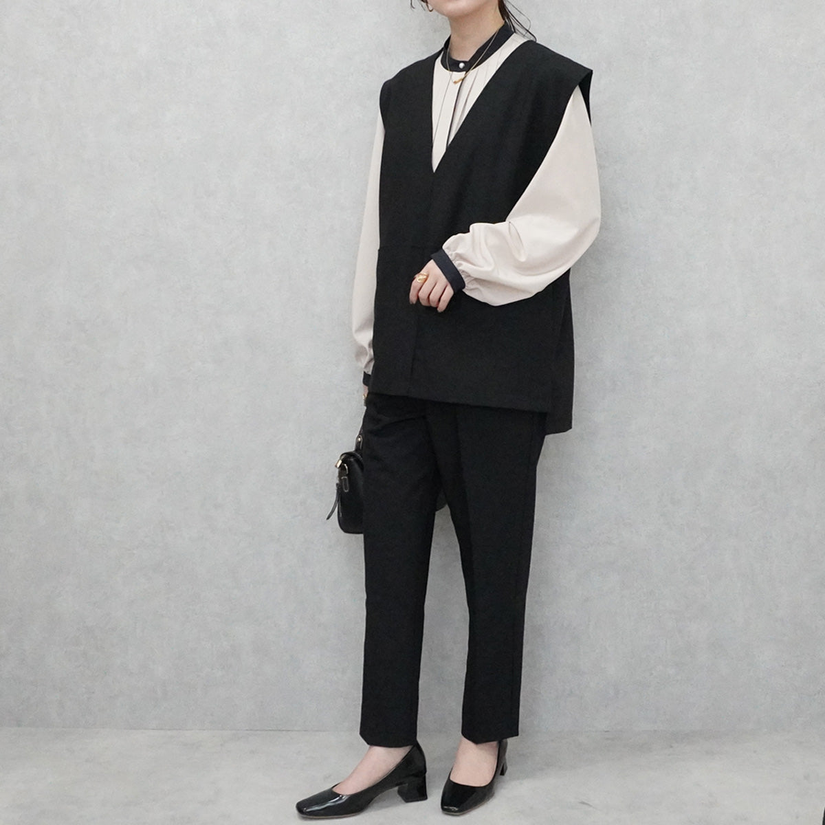 スラックステーパードパンツ