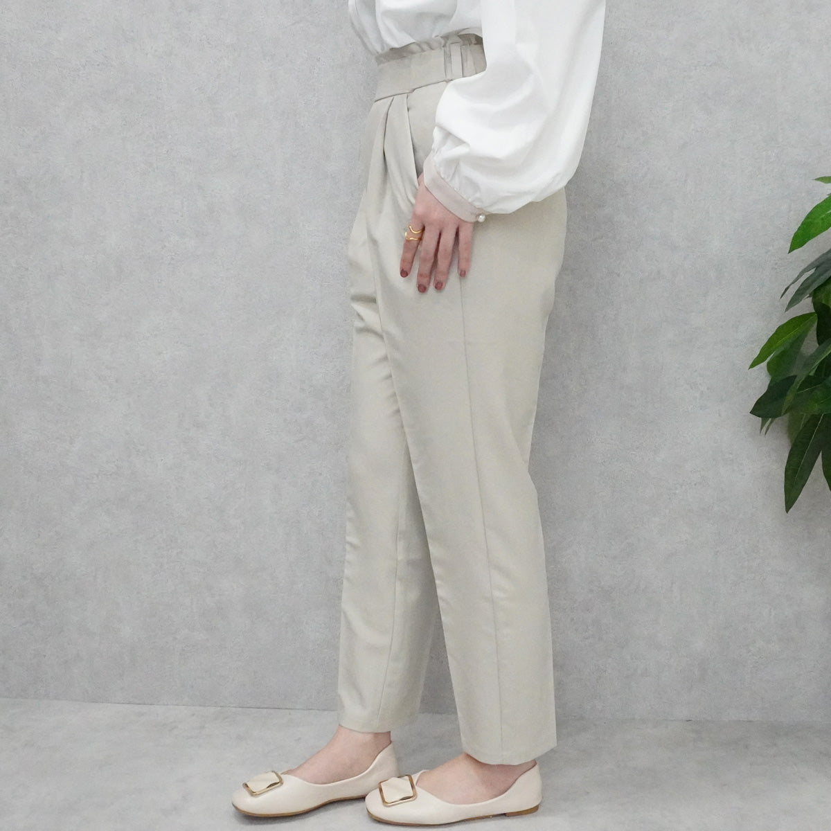 スラックステーパードパンツ