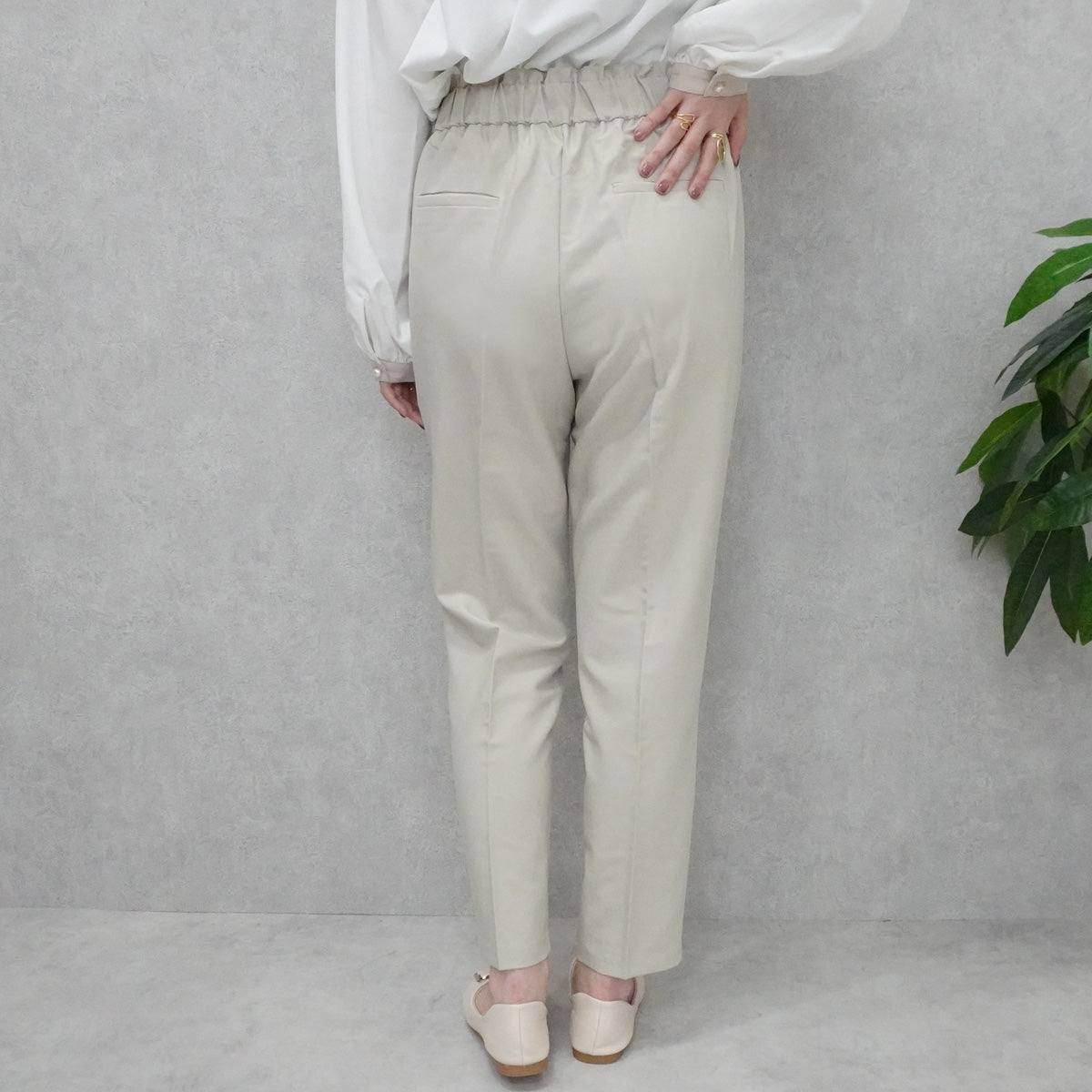 スラックステーパードパンツ