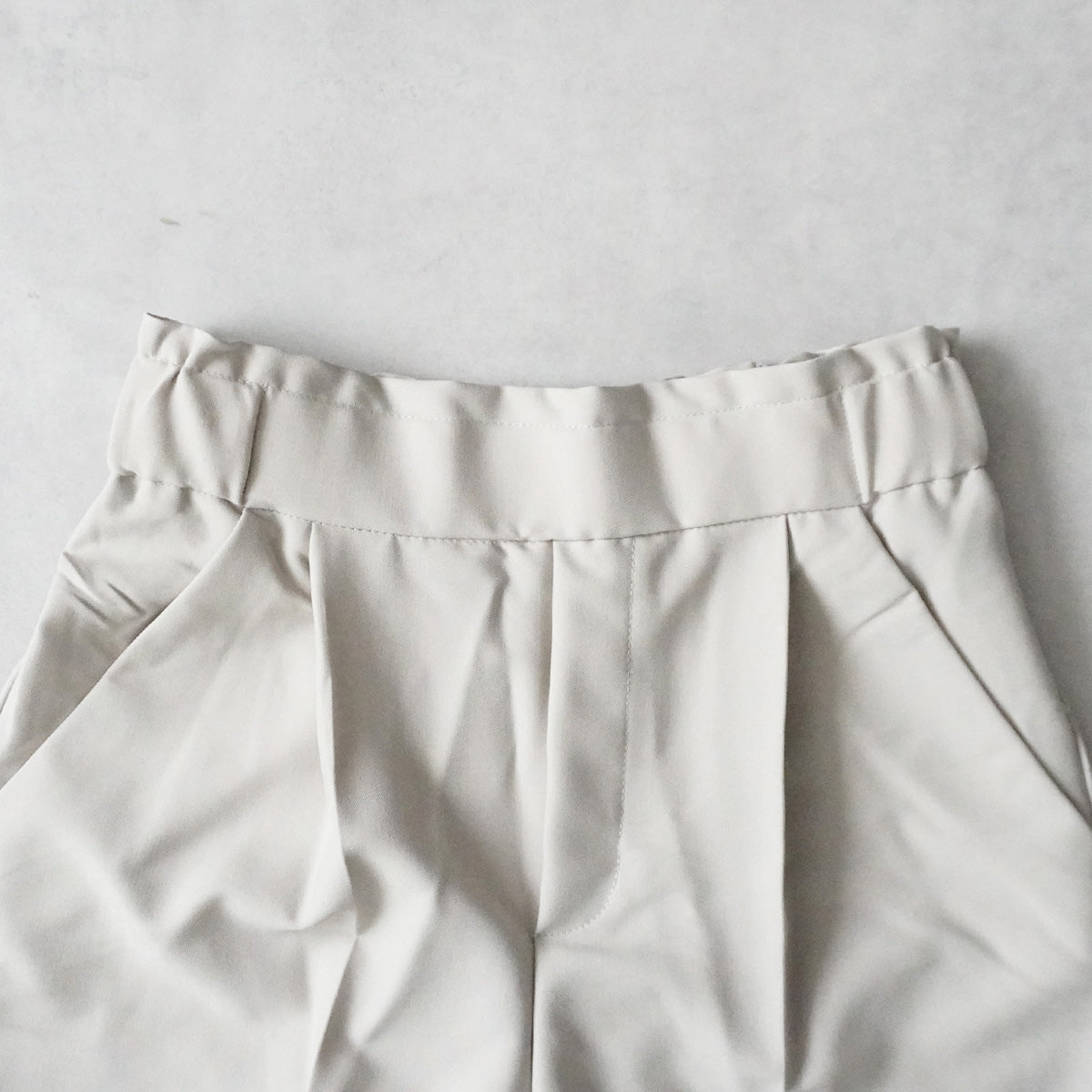 スラックステーパードパンツ