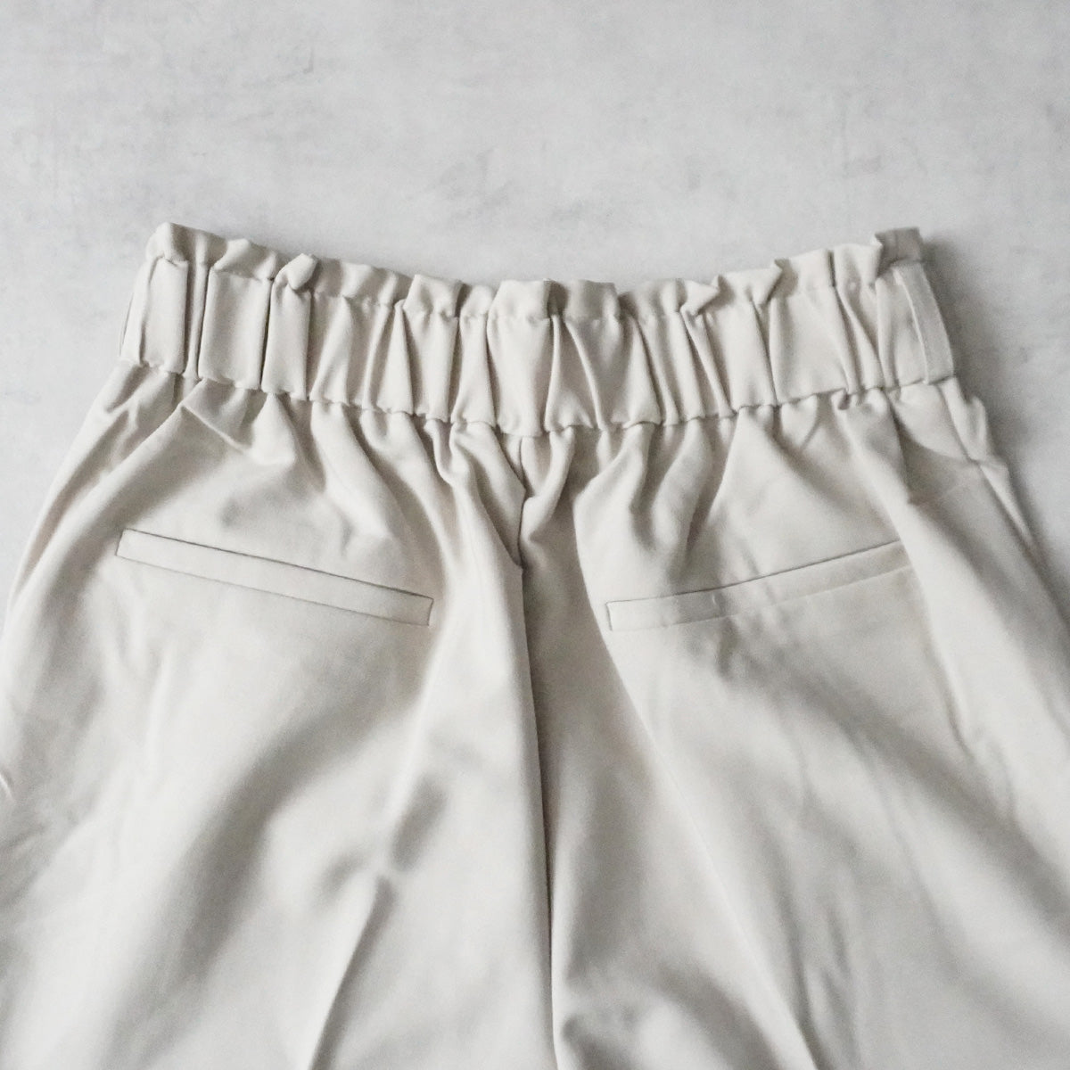 スラックステーパードパンツ