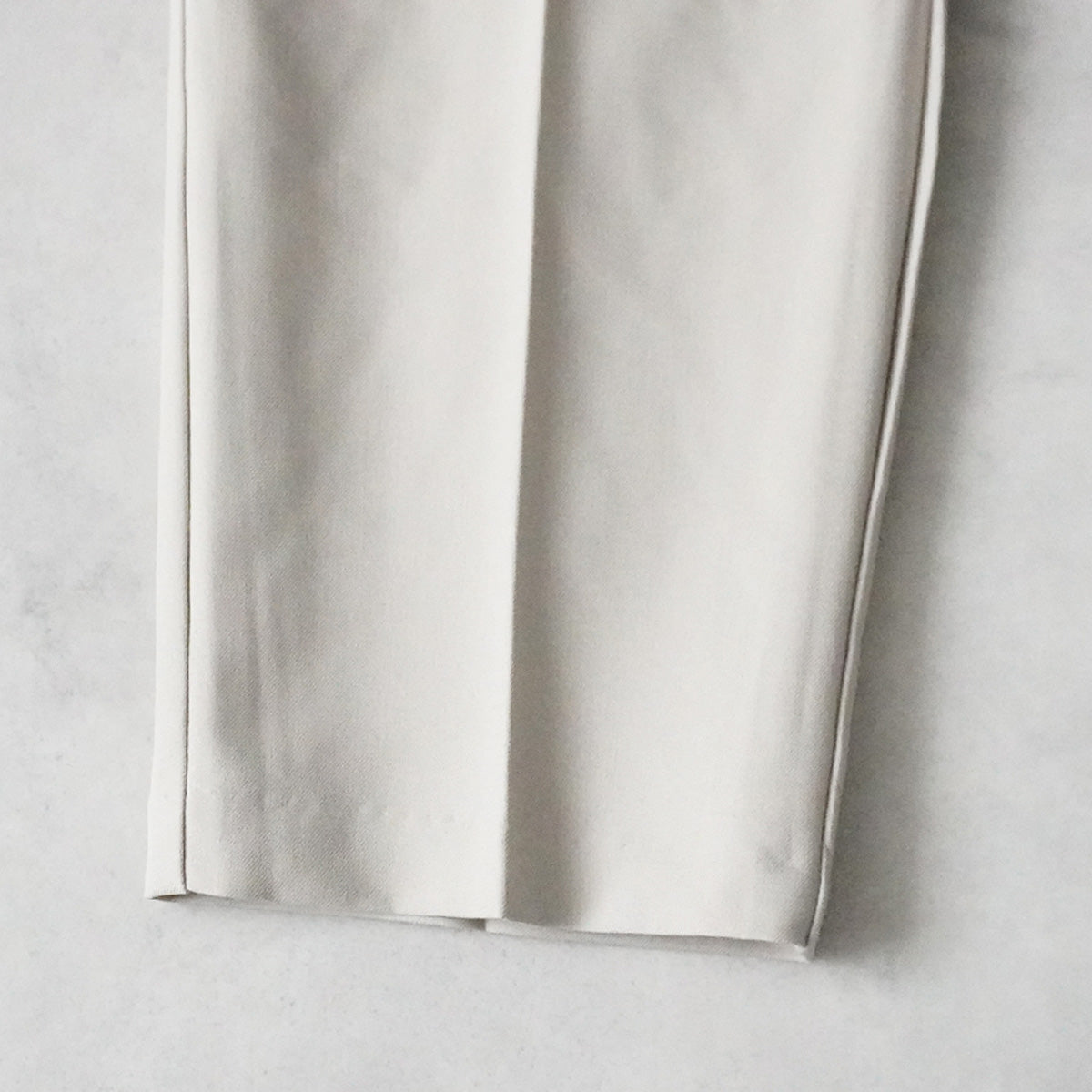 スラックステーパードパンツ