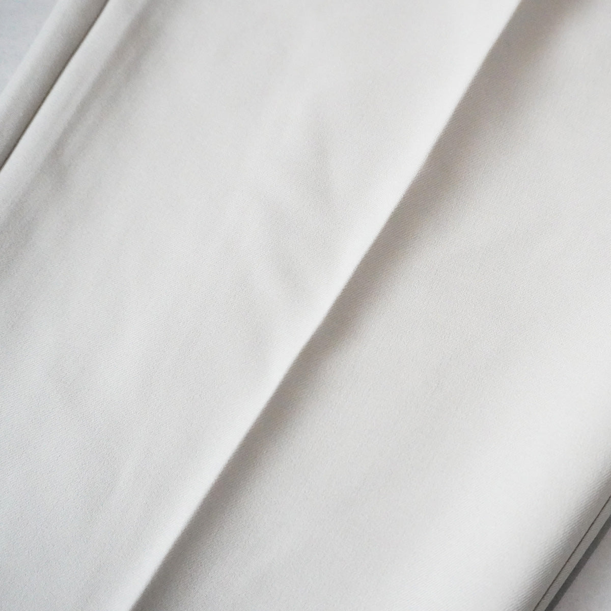 スラックステーパードパンツ