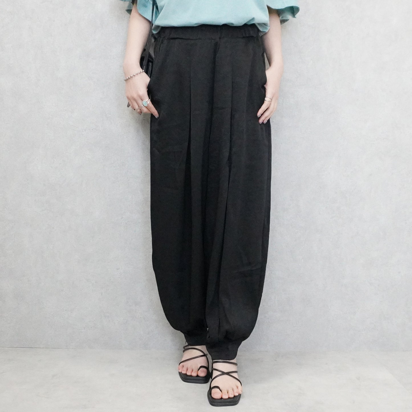 サテンバルーンパンツ