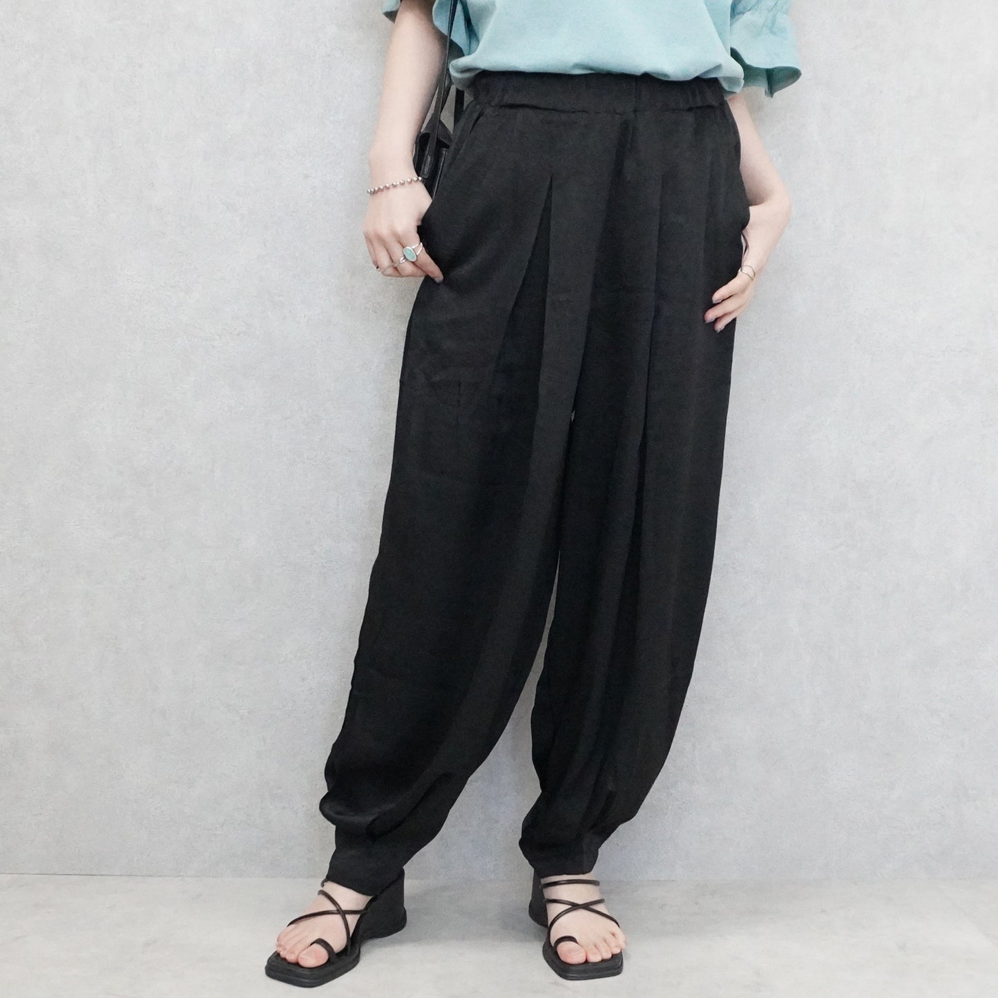 サテンバルーンパンツ