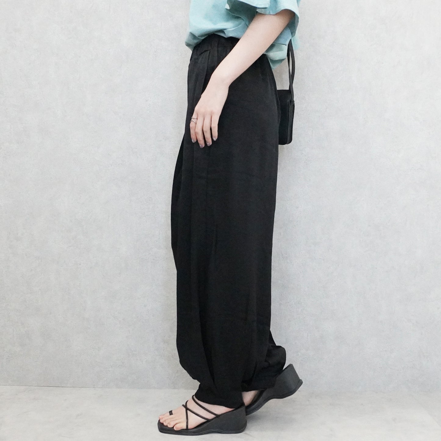 サテンバルーンパンツ