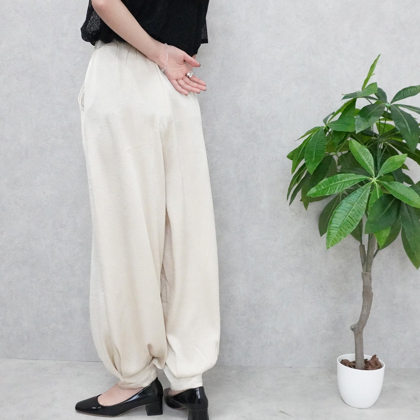 サテンバルーンパンツ