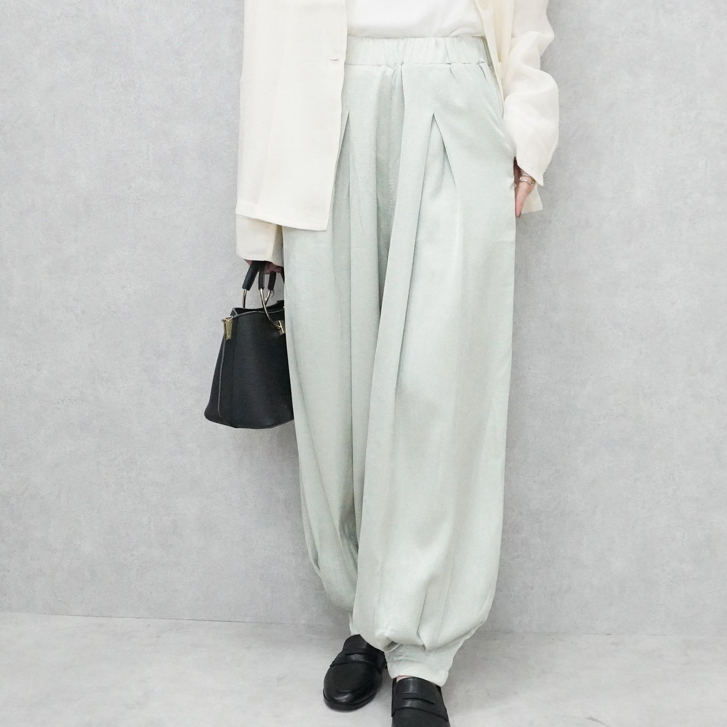 サテンバルーンパンツ