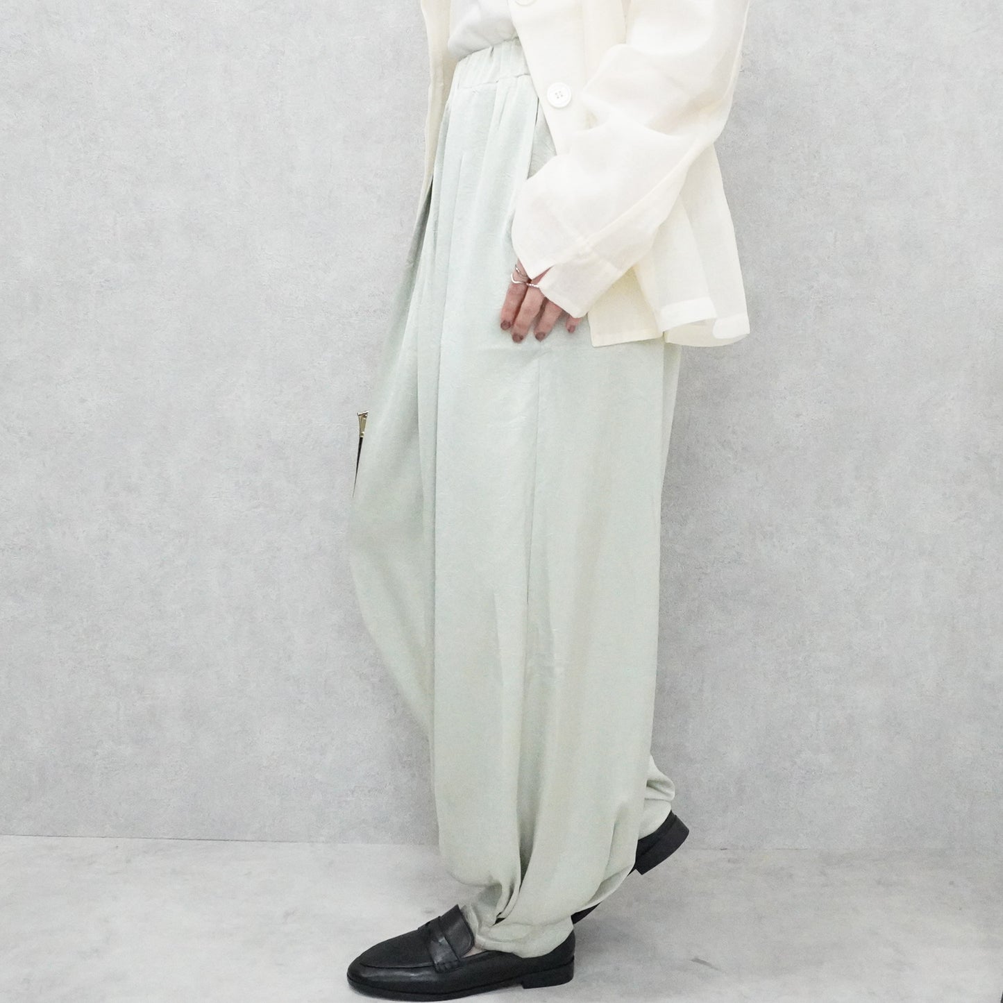 サテンバルーンパンツ