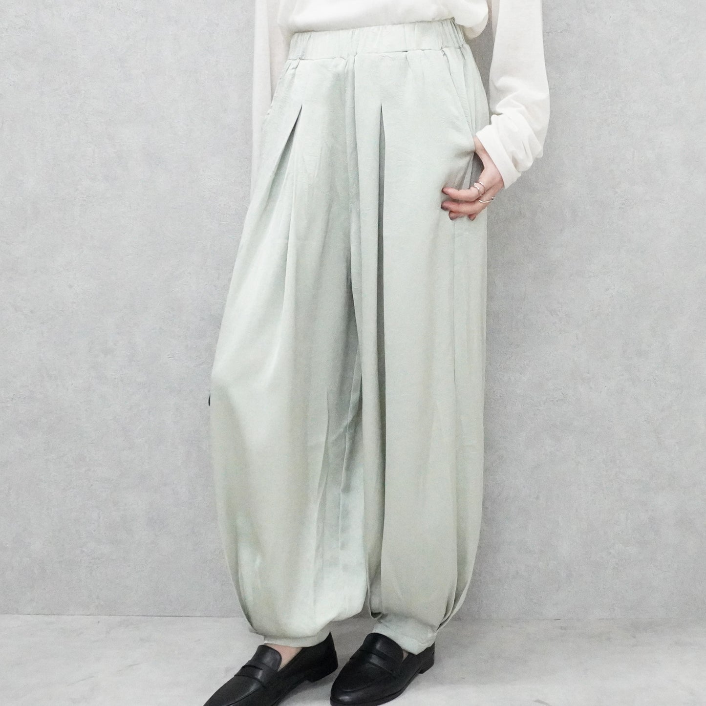 サテンバルーンパンツ