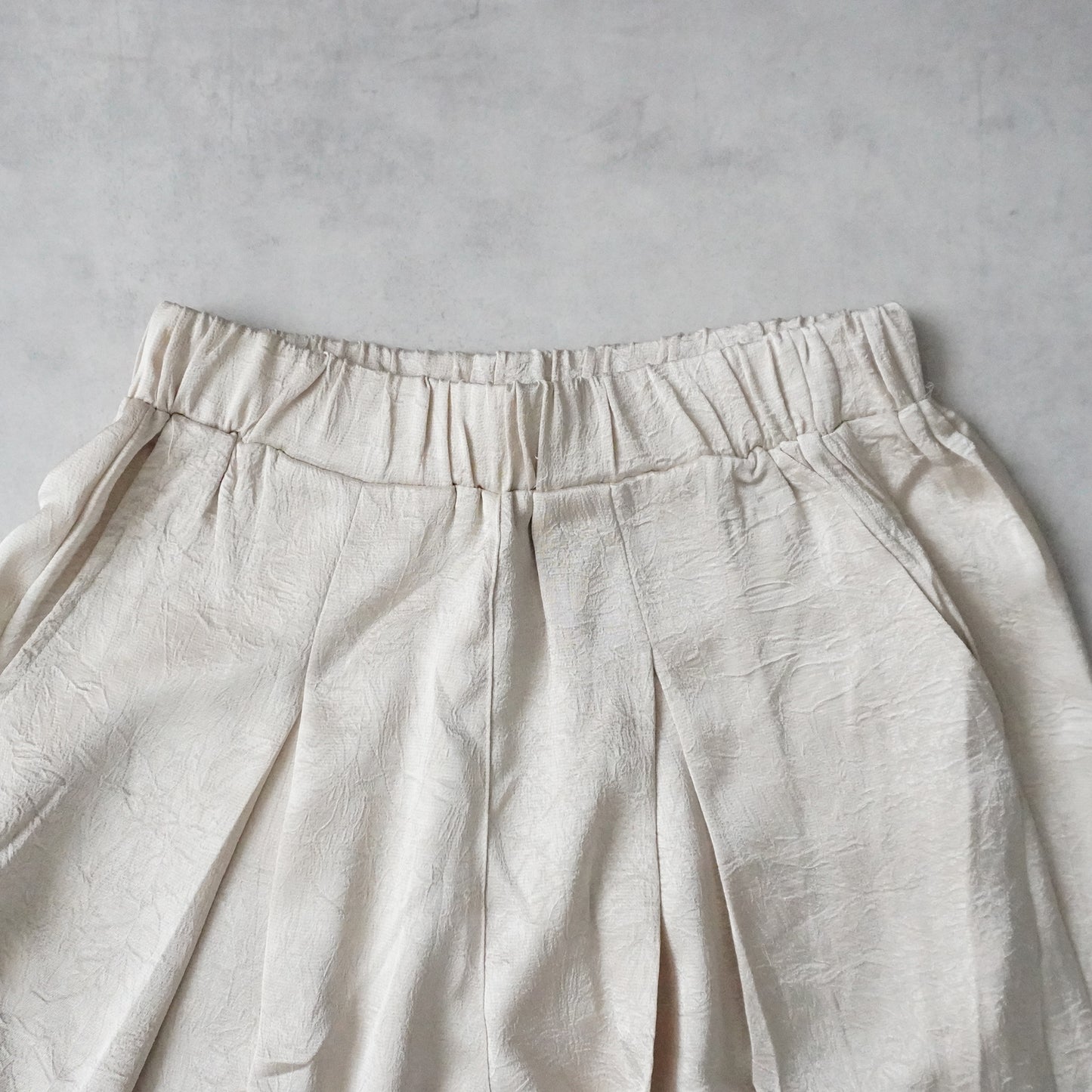 サテンバルーンパンツ