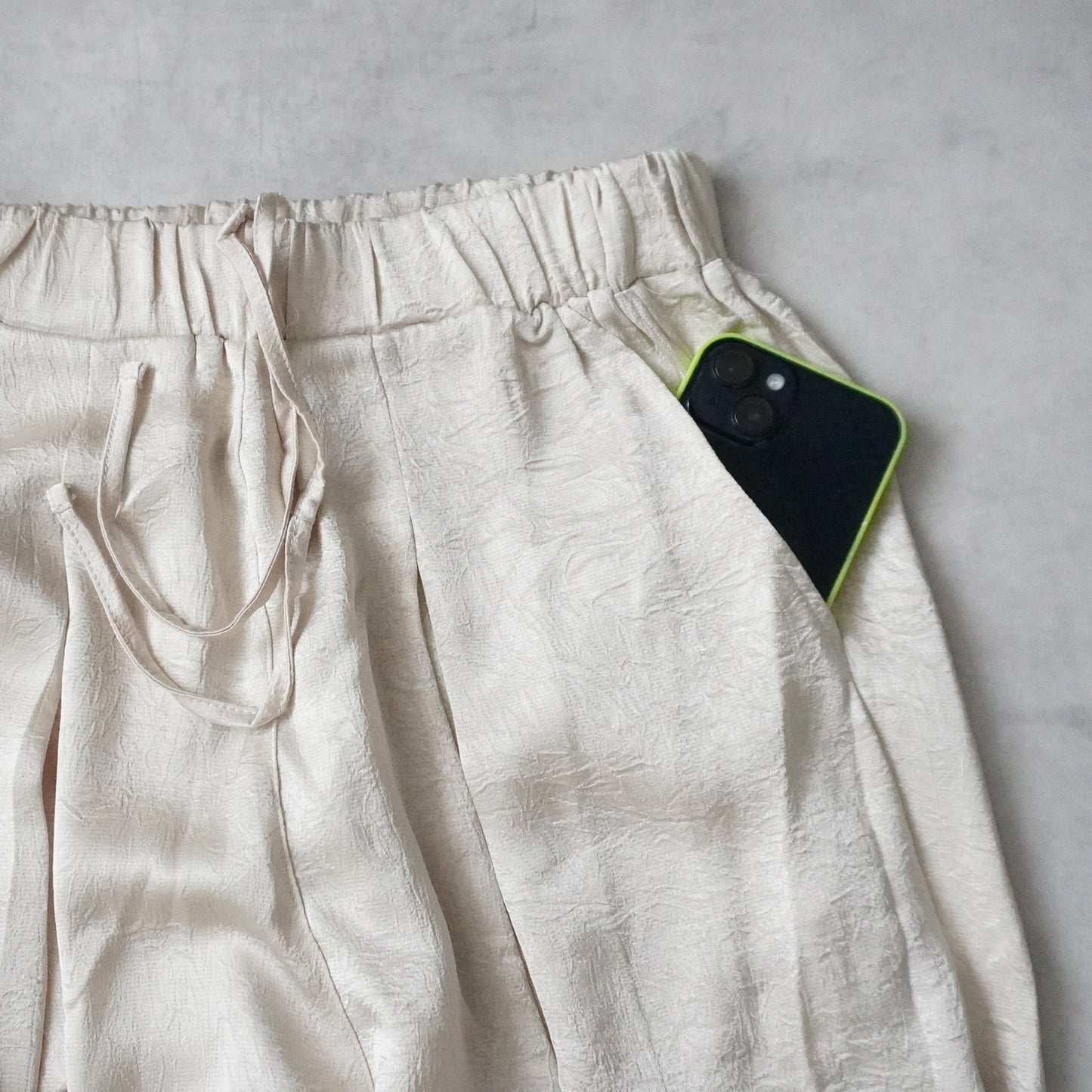 サテンバルーンパンツ