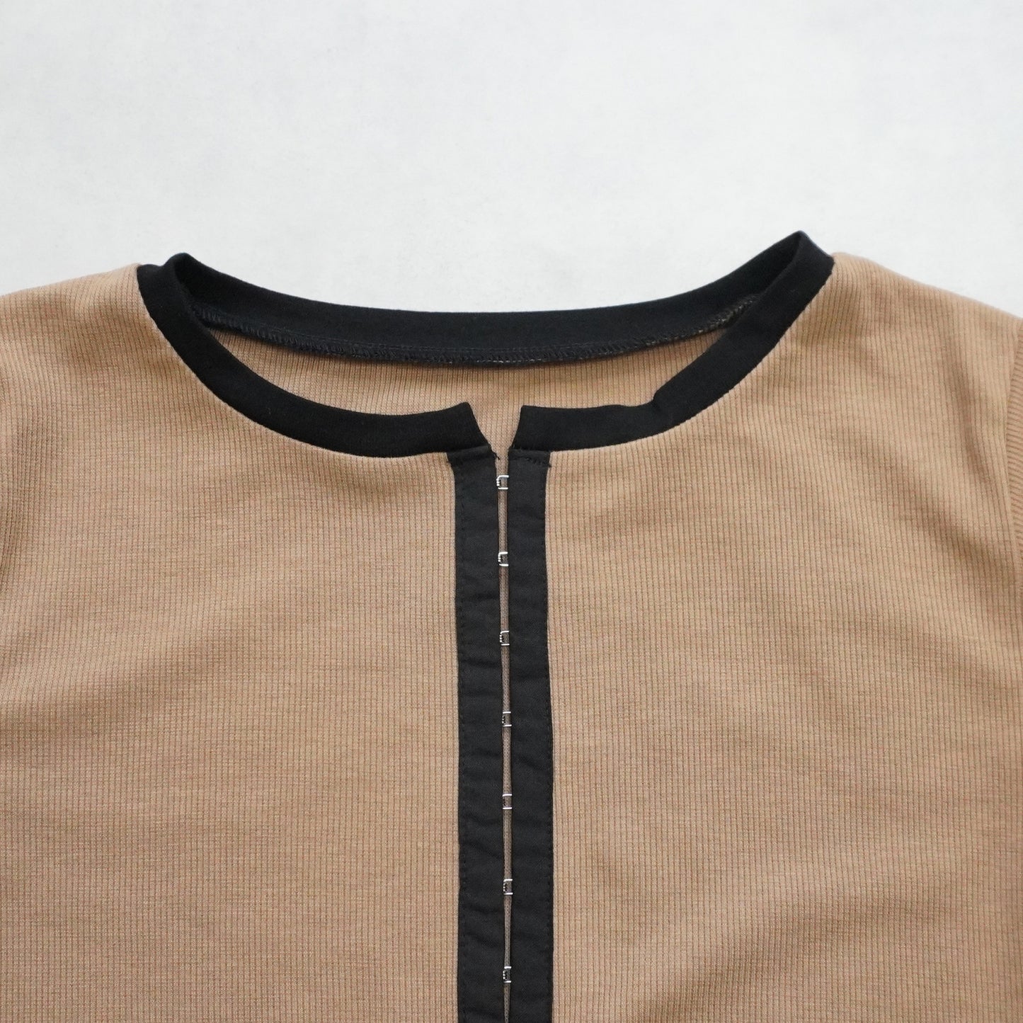 配色ヘンリーネックテレコリブTシャツ