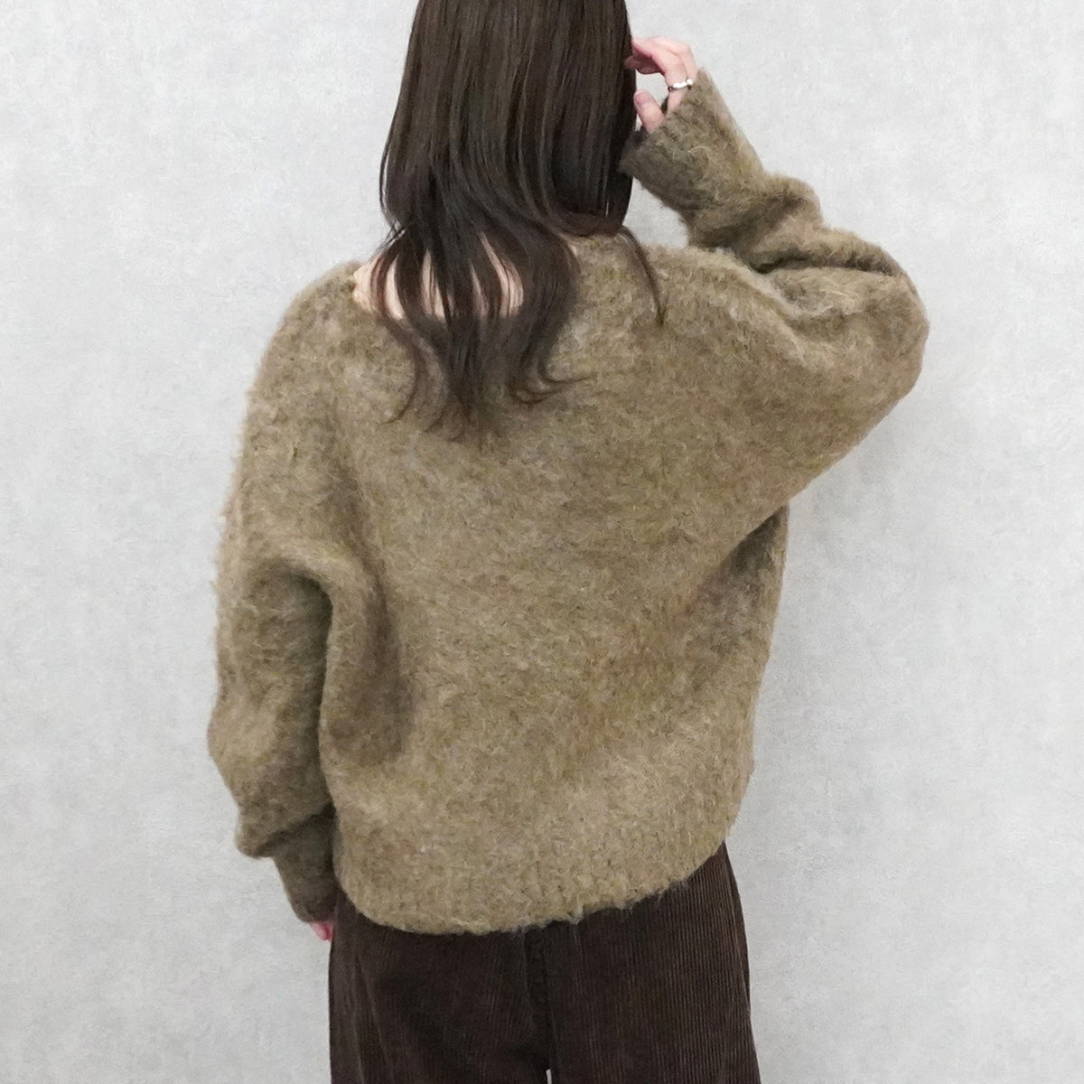 Vネックシャギーニットセーター